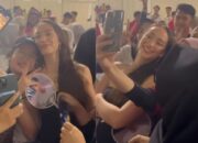 3 Potret Cantik Sara Hilgers saat Dikerubungi Pendukung Timnas Indonesia, Ramah Banget